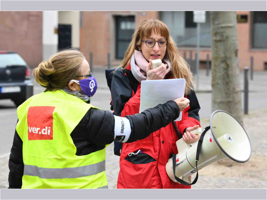 Protestaktion vor der Caritas Frankfurt gegen die Ablehnung der Allgemeinverbindlichkeit des Tarifvertrages für die Beschäftigten in der Altenpflege