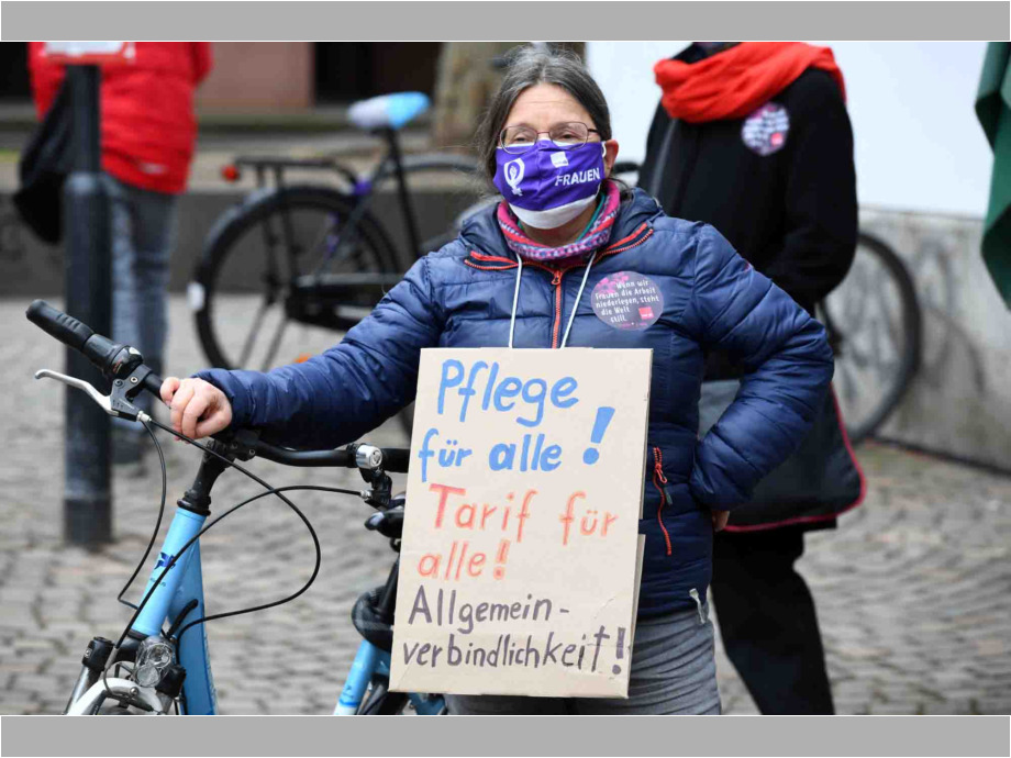 Protestaktion vor der Caritas Frankfurt gegen die Ablehnung der Allgemeinverbindlichkeit des Tarifvertrages für die Beschäftigten in der Altenpflege