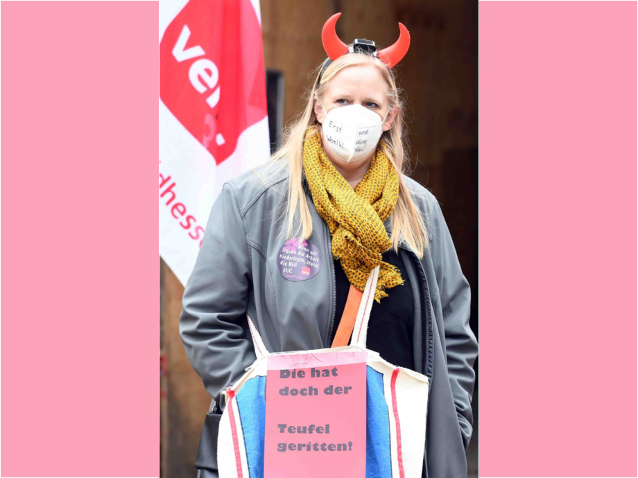 Protestaktion vor der Caritas Frankfurt gegen die Ablehnung der Allgemeinverbindlichkeit des Tarifvertrages für die Beschäftigten in der Altenpflege