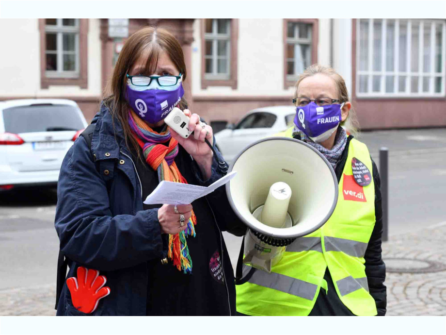 Protestaktion vor der Caritas Frankfurt gegen die Ablehnung der Allgemeinverbindlichkeit des Tarifvertrages für die Beschäftigten in der Altenpflege