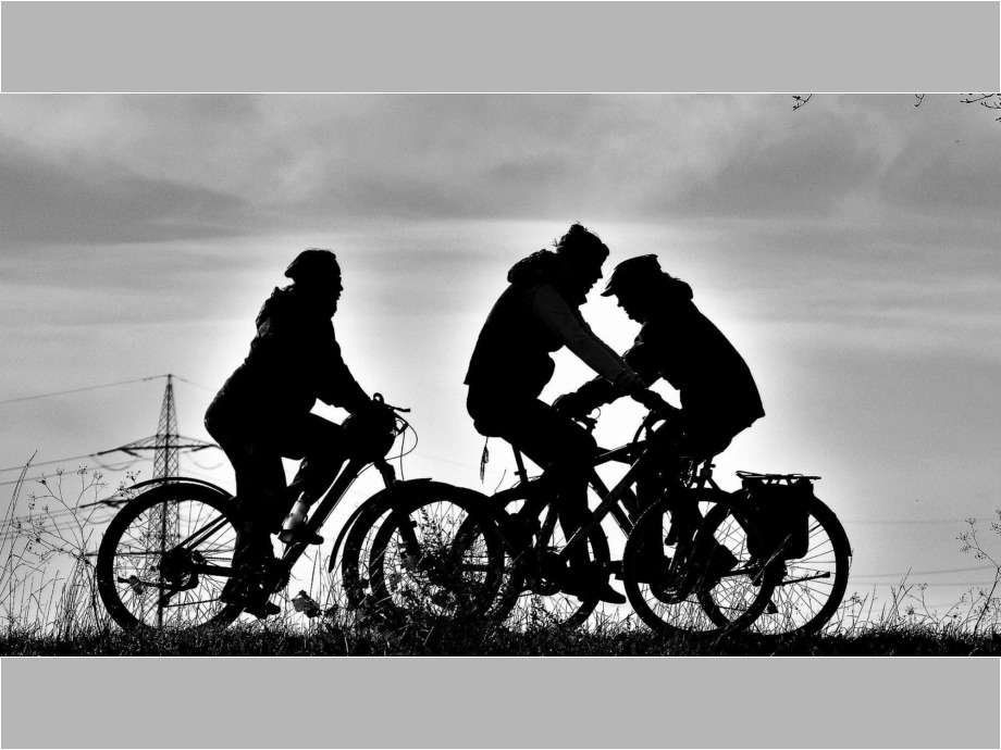 Radfahrer im Gegenlicht