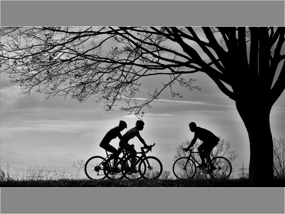 Radfahrer im Gegenlicht
