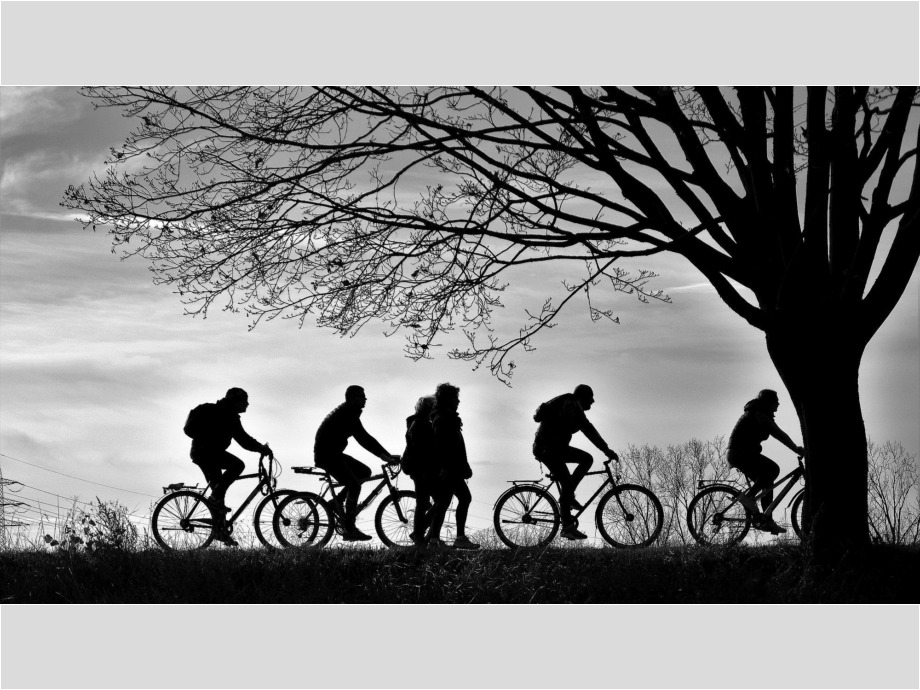 Radfahrer im Gegenlicht