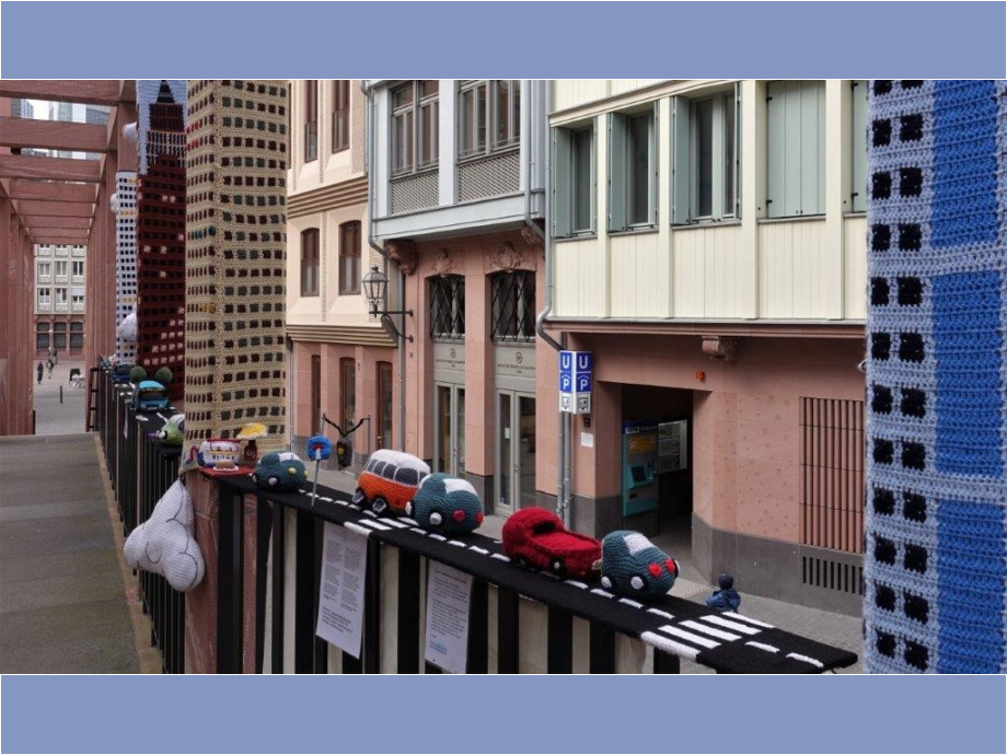 Strickwaren auf dem Krönungsweg in der Frankfurter Altstadt