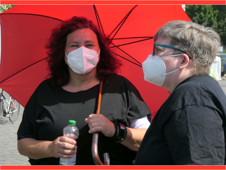 Mit Schirm, Charme und Maske
