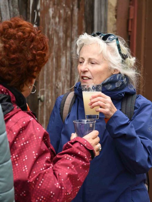 Anstoßen mit Federweißem Anstoßen mit Federweißem