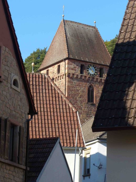 verschachtelter Blick auf die Kirche von Gleisweiler verschachtelter Blick auf die Kirche von Gleisweiler