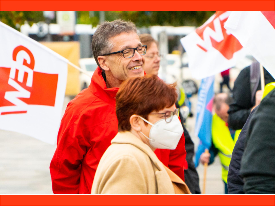 Verhandlungsführerin und stellvertretende ver.di Bundesvorsitzende Christine Behle und Jens Ahäuser