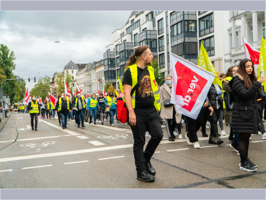 Demozug durch Wiesbaden