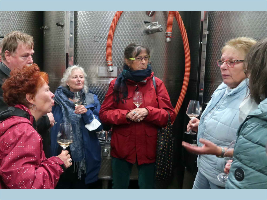 Waltraud I, Winzerin in Rhodt, führt uns fachkundig durch das Weingut Waltraud I, Winzerin in Rhodt führt uns fachkundig durch das Weingut