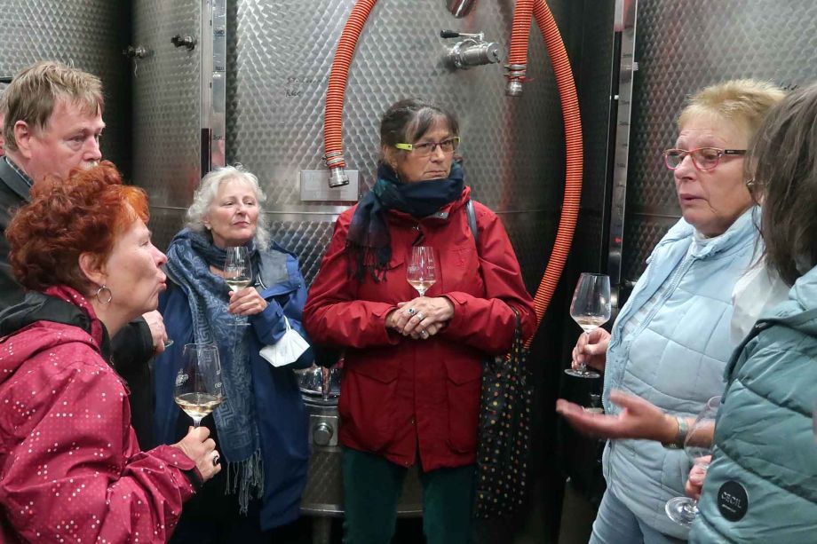 Waltraud I, Winzerin in Rhodt, führt uns fachkundig durch das Weingut Waltraud I, Winzerin in Rhodt führt uns fachkundig durch das Weingut