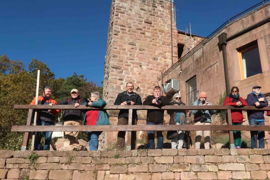 Oben angekommen überrascht uns die schöne Aussicht Oben angekommen überrascht uns die schöne Aussicht