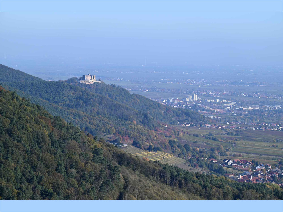 Blick von der Rietburg auf Hambacher Schloss und Neustadt a.d. Weinstraße Blick von der Rietburg auf Hambacher Schloss und Neustadt a.d. Weinstraße