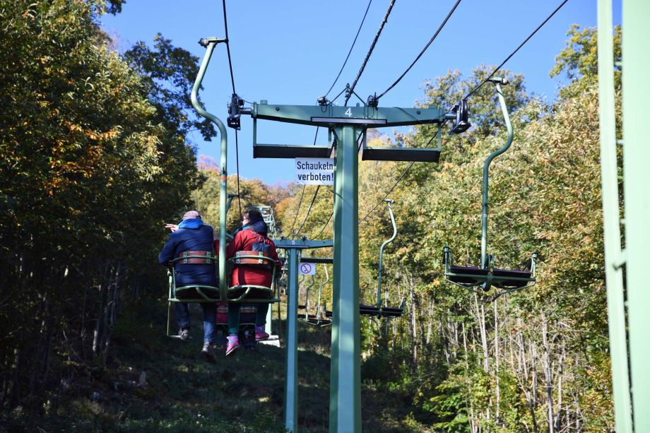 aufwärts geht es mit dem Sessellift aufwärts geht es mit dem Sessellift
