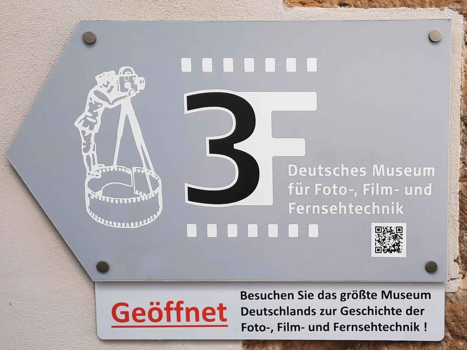 Am Eingang zum 3F-Museum Am Eingang zum 3F-Museum