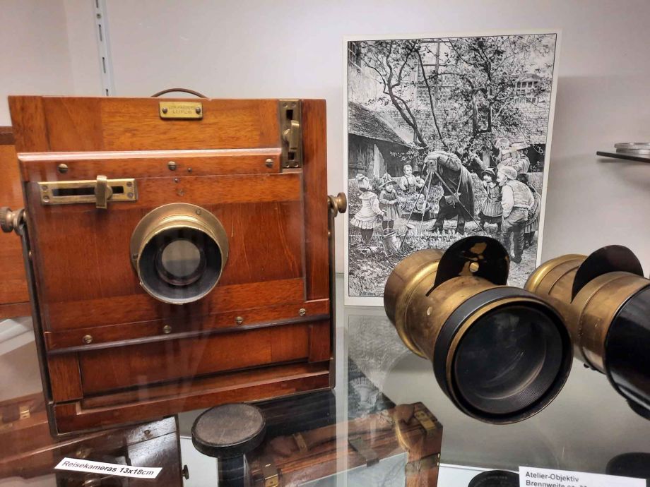 wer früher eine Kamera mit auf die Reise nahm, brauchte kräftige Arme wer früher eine Kamera mit auf die Reise nahm, brauchte kräftige Arme