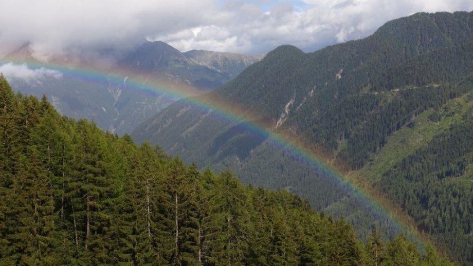 Regenbogen in den Alpen