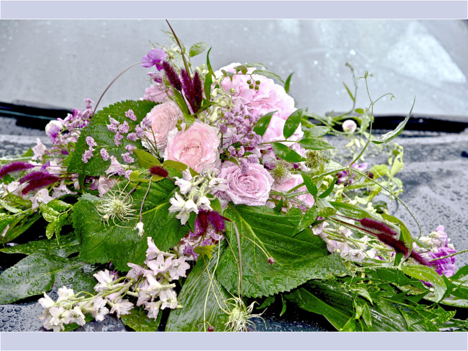 Hochzeitsbouquet im Regen