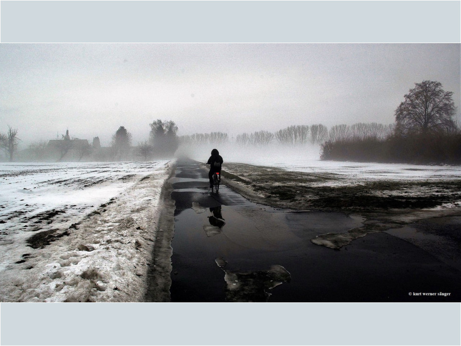 Regenpfützen im Schneematsch