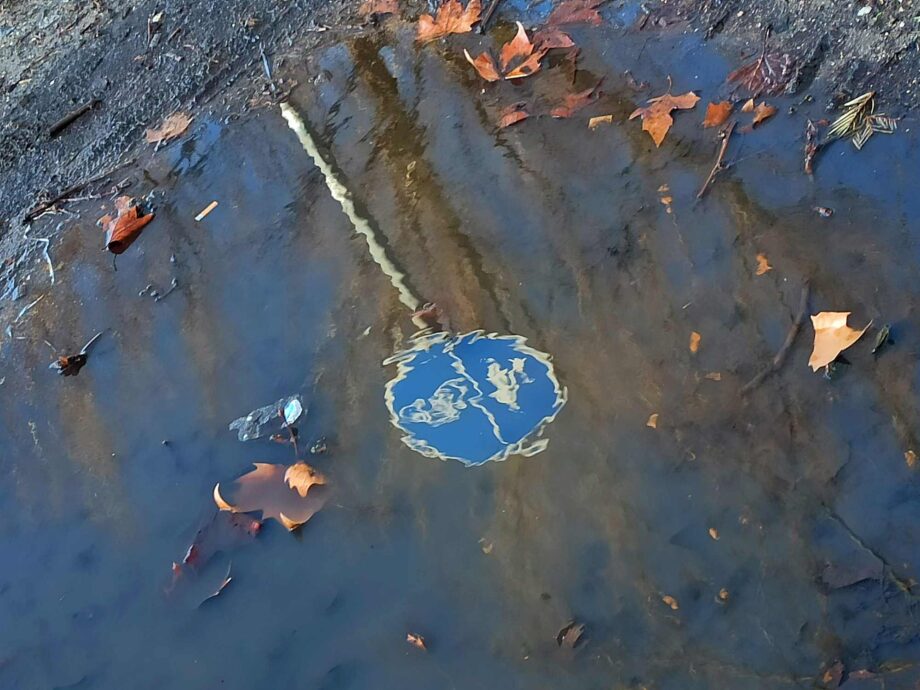 Schild in der Pfütze