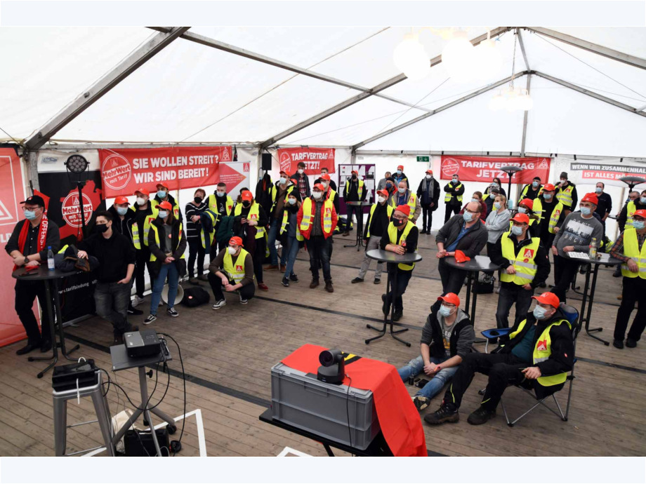 täglich um 13.00 Uhr findet die Streikversammlung statt