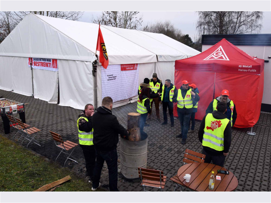 Streikposten stehen vor dem Streikzelt