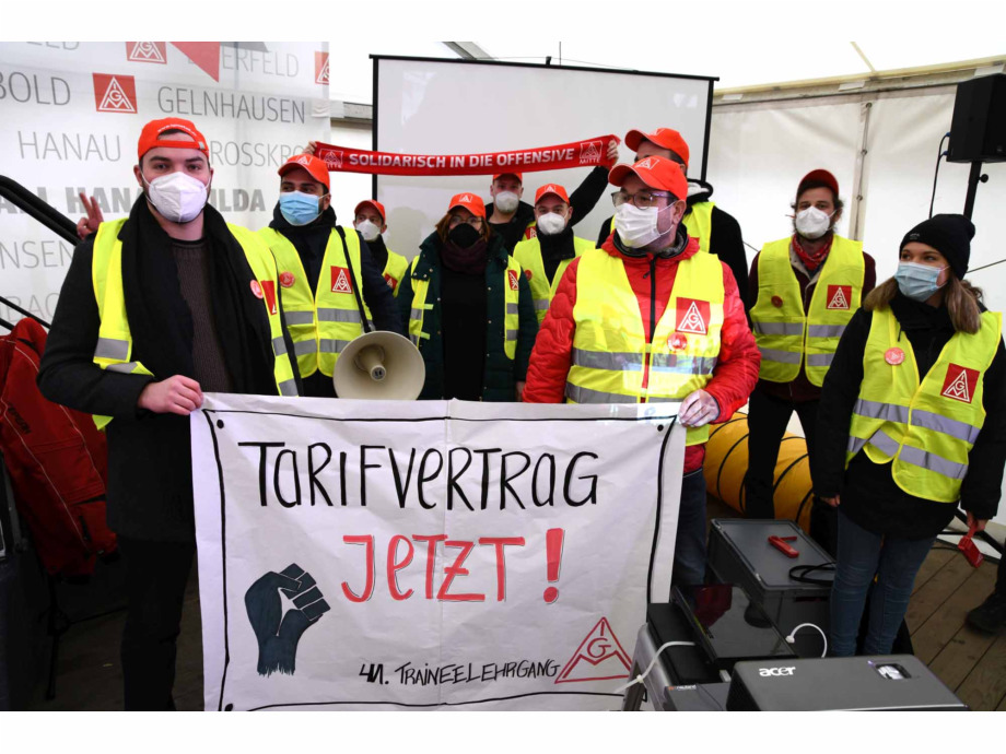 die Trainees der IG Metall verlegen den Unterricht für einen Tag ins Streikzelt