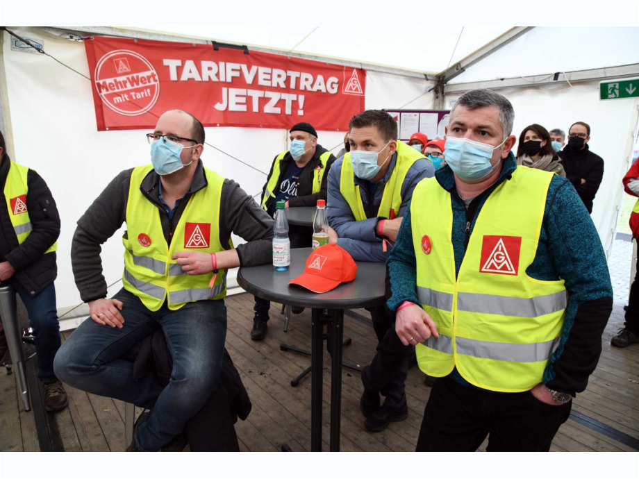 aufmerksam bei der Streikversammlung