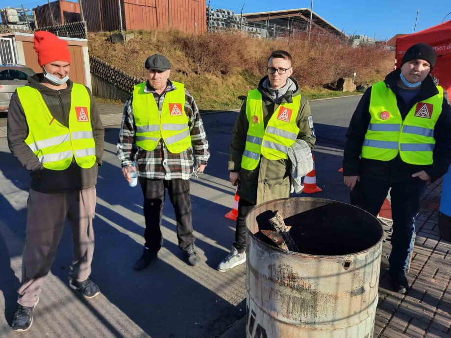 Streikposten vor dem Betrieb