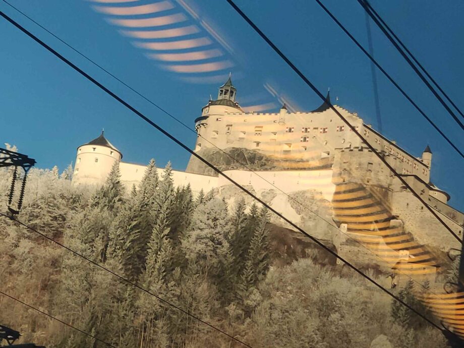 Burg Werfen aus dem Zugfenster