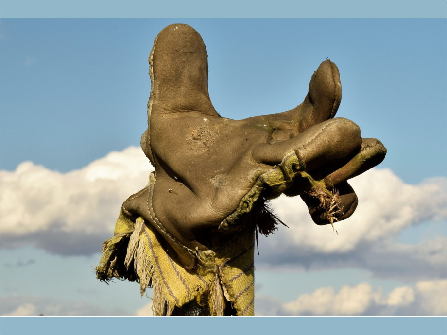 Die vergessene Hülle der Hand des Bauern auf dem Acker