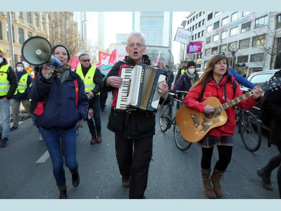 Mit kämpferischen Songs auf der Straße