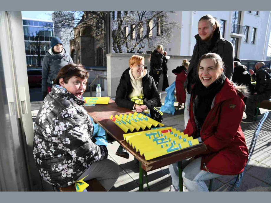 Gutgelaunt am Gewerkschaftshaus