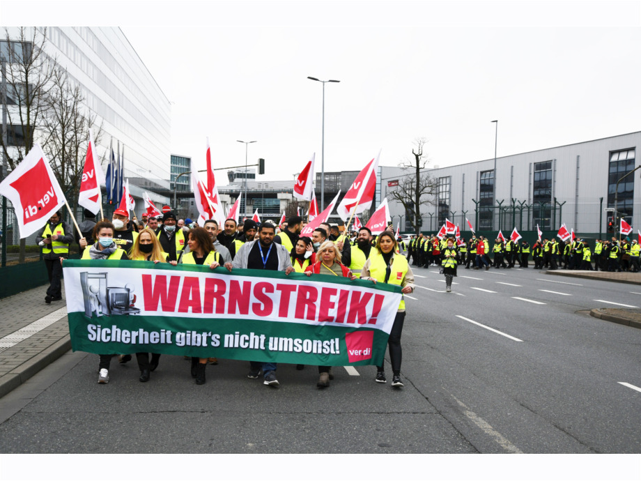 Demonstration um das Terminal am Flughafen