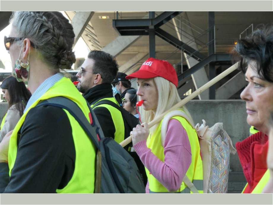 Demonstration am Flughafen