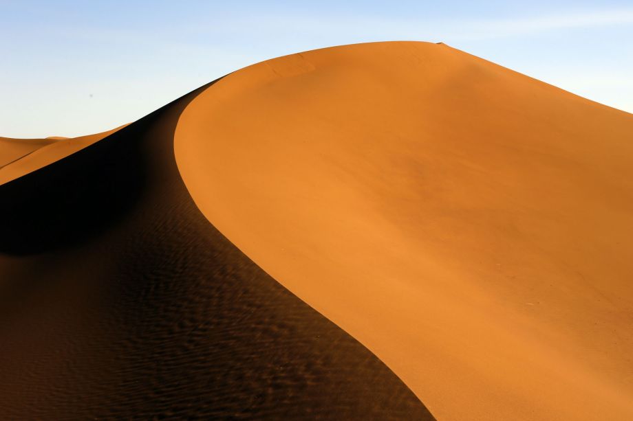 Baumeister Wind: windgeformter Dünenkamm in der Sahara