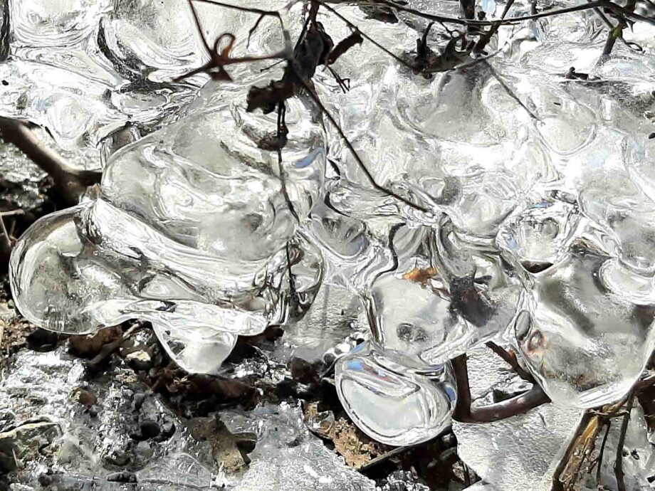 Wasserblasen im Eis