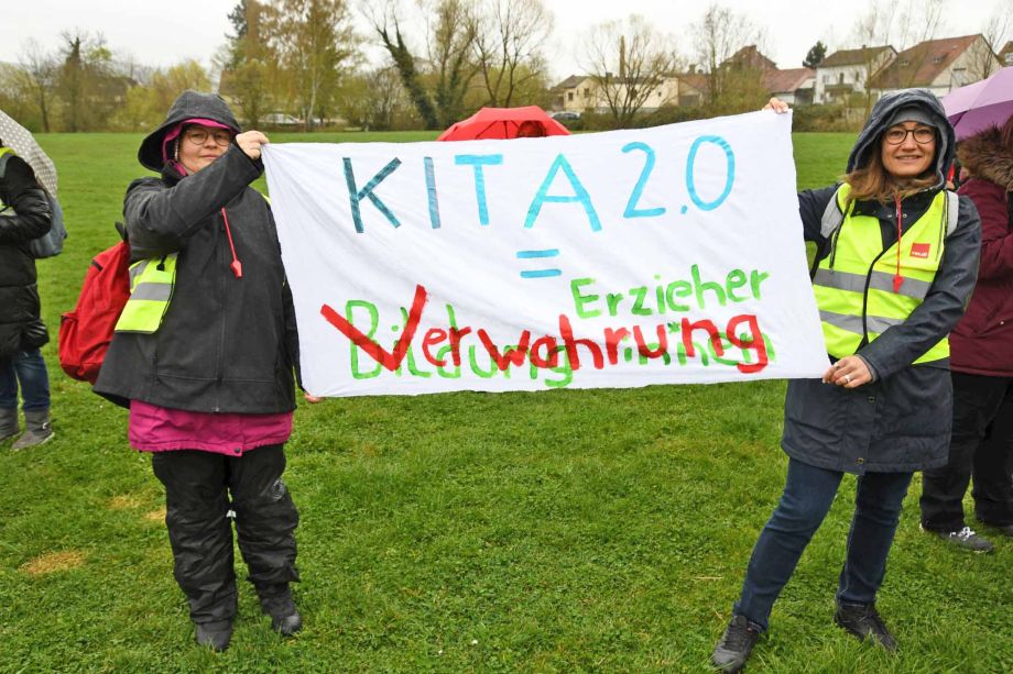 "Mehr bringt mehr!" - unter diesem Motto demonstrierten heute streikende Beschäftigte aus dem Sozial- und Erziehungsdienst des Main-Kinzig-Kreises in Gelnhausen