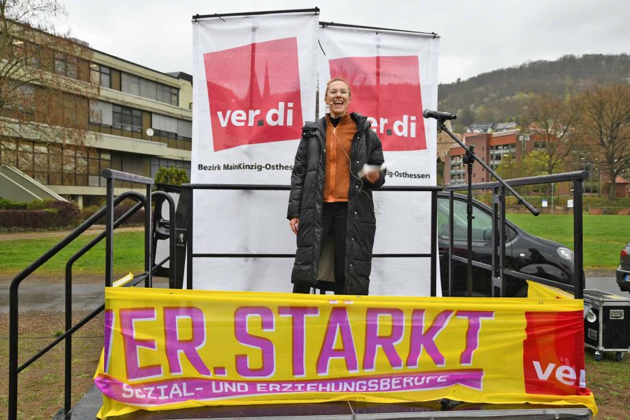 "Mehr bringt mehr!" - unter diesem Motto demonstrierten heute streikende Beschäftigte aus dem Sozial- und Erziehungsdienst des Main-Kinzig-Kreises in Gelnhausen