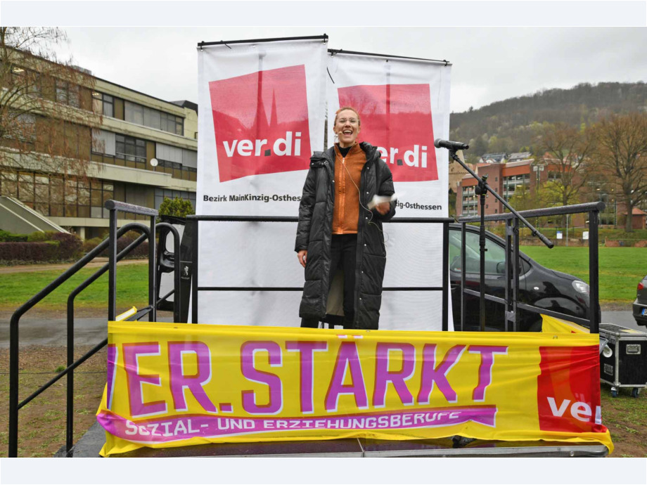 "Mehr bringt mehr!" - unter diesem Motto demonstrierten heute streikende Beschäftigte aus dem Sozial- und Erziehungsdienst des Main-Kinzig-Kreises in Gelnhausen "Mehr bringt mehr!" - unter diesem Motto demonstrierten heute streikende Beschäftigte aus dem Sozial- und Erziehungsdienst des Main-Kinzig-Kreises in Gelnhausen