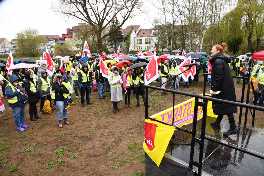 "Mehr bringt mehr!" - unter diesem Motto demonstrierten heute streikende Beschäftigte aus dem Sozial- und Erziehungsdienst des Main-Kinzig-Kreises in Gelnhausen