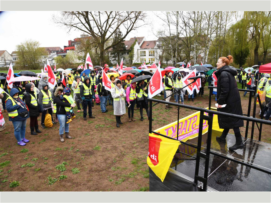 "Mehr bringt mehr!" - unter diesem Motto demonstrierten heute streikende Beschäftigte aus dem Sozial- und Erziehungsdienst des Main-Kinzig-Kreises in Gelnhausen "Mehr bringt mehr!" - unter diesem Motto demonstrierten heute streikende Beschäftigte aus dem Sozial- und Erziehungsdienst des Main-Kinzig-Kreises in Gelnhausen