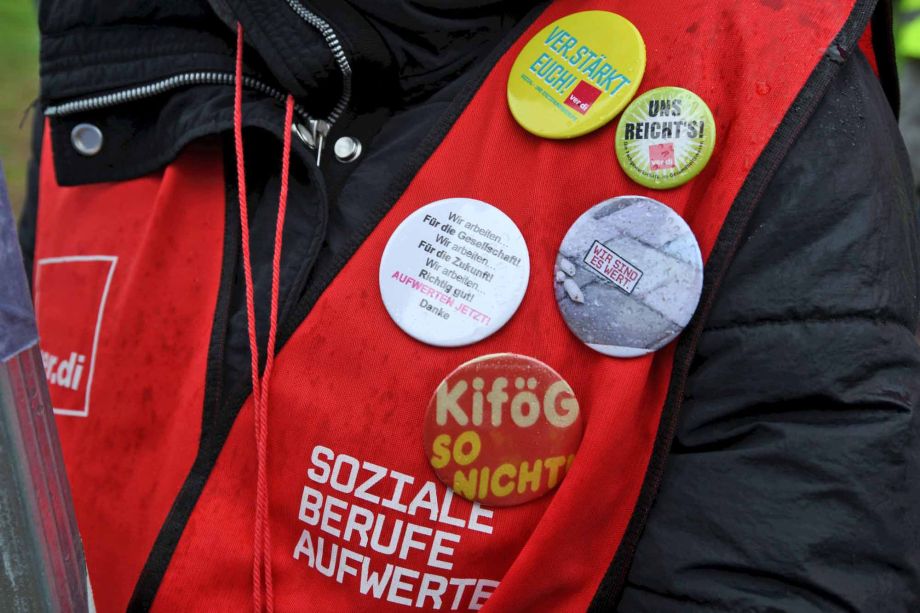 "Mehr bringt mehr!" - unter diesem Motto demonstrierten heute streikende Beschäftigte aus dem Sozial- und Erziehungsdienst des Main-Kinzig-Kreises in Gelnhausen