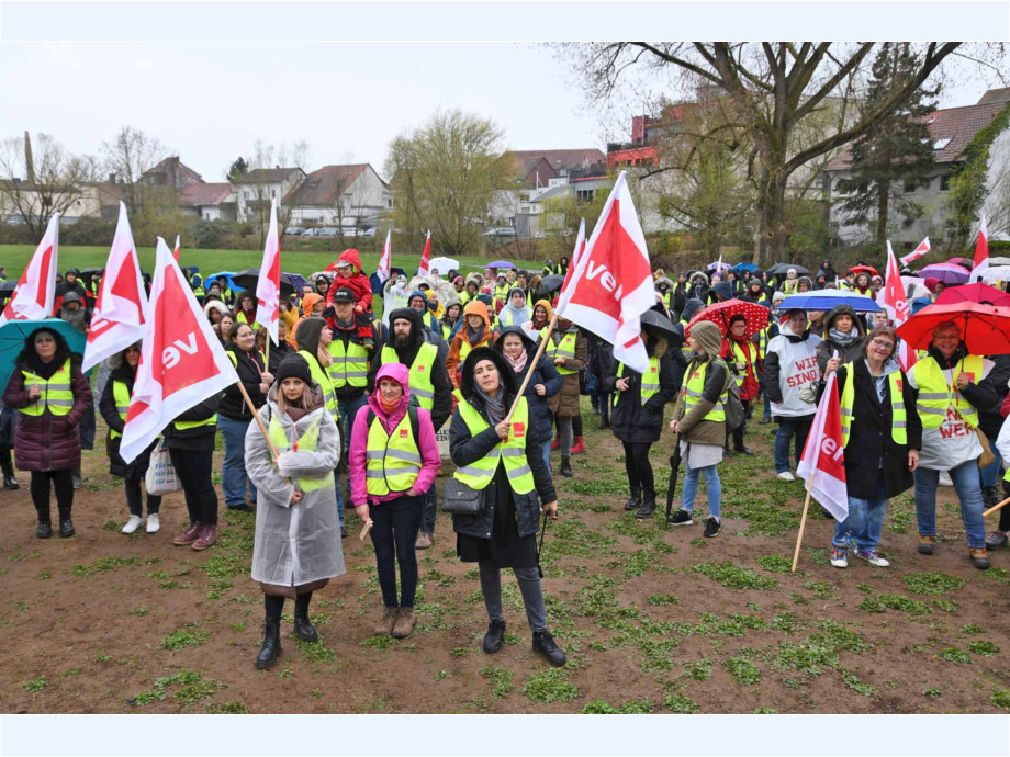 "Mehr bringt mehr!" - unter diesem Motto demonstrierten heute streikende Beschäftigte aus dem Sozial- und Erziehungsdienst des Main-Kinzig-Kreises in Gelnhausen "Mehr bringt mehr!" - unter diesem Motto demonstrierten heute streikende Beschäftigte aus dem Sozial- und Erziehungsdienst des Main-Kinzig-Kreises in Gelnhausen