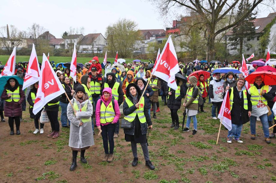 "Mehr bringt mehr!" - unter diesem Motto demonstrierten heute streikende Beschäftigte aus dem Sozial- und Erziehungsdienst des Main-Kinzig-Kreises in Gelnhausen