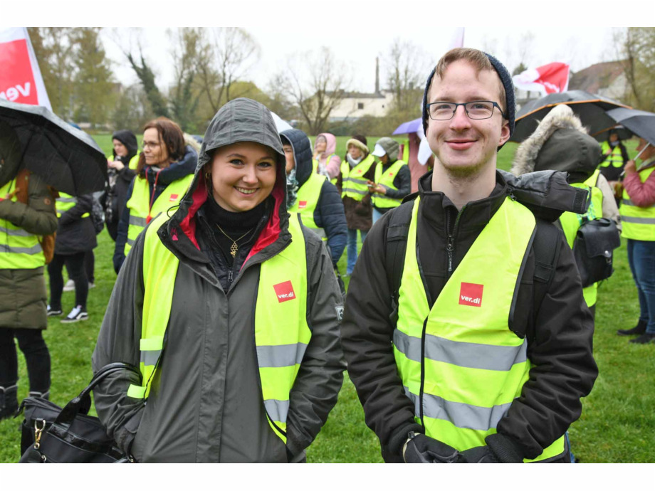 "Mehr bringt mehr!" - unter diesem Motto demonstrierten heute streikende Beschäftigte aus dem Sozial- und Erziehungsdienst des Main-Kinzig-Kreises in Gelnhausen "Mehr bringt mehr!" - unter diesem Motto demonstrierten heute streikende Beschäftigte aus dem Sozial- und Erziehungsdienst des Main-Kinzig-Kreises in Gelnhausen