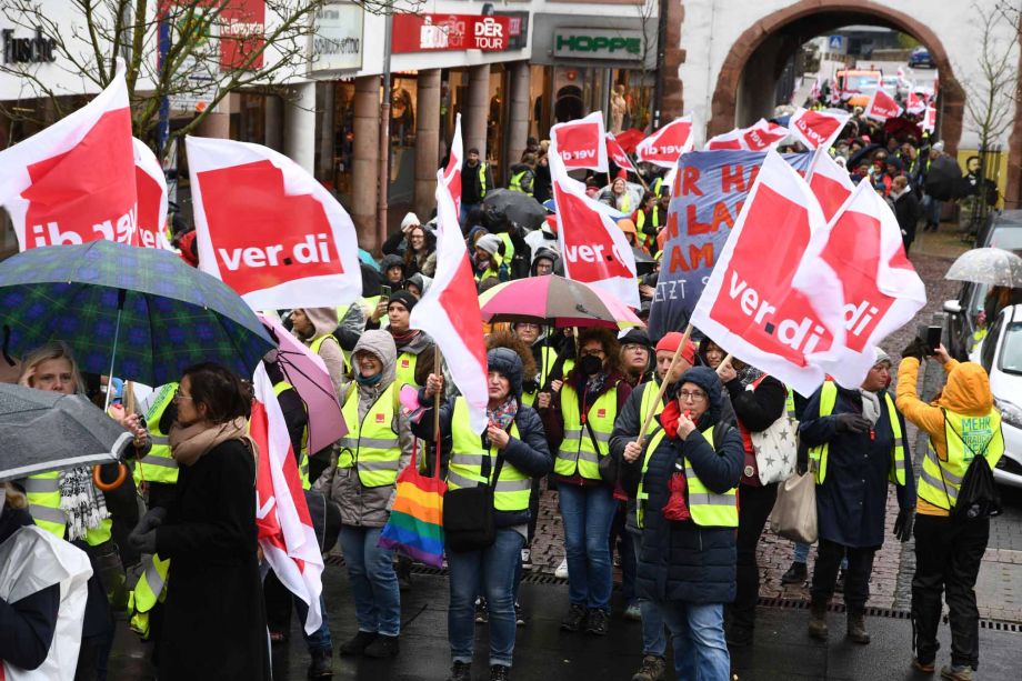 "Mehr bringt mehr!" - unter diesem Motto demonstrierten heute streikende Beschäftigte aus dem Sozial- und Erziehungsdienst des Main-Kinzig-Kreises in Gelnhausen