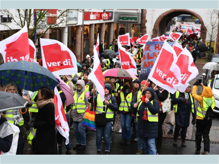 "Mehr bringt mehr!" - unter diesem Motto demonstrierten heute streikende Beschäftigte aus dem Sozial- und Erziehungsdienst des Main-Kinzig-Kreises in Gelnhausen "Mehr bringt mehr!" - unter diesem Motto demonstrierten heute streikende Beschäftigte aus dem Sozial- und Erziehungsdienst des Main-Kinzig-Kreises in Gelnhausen