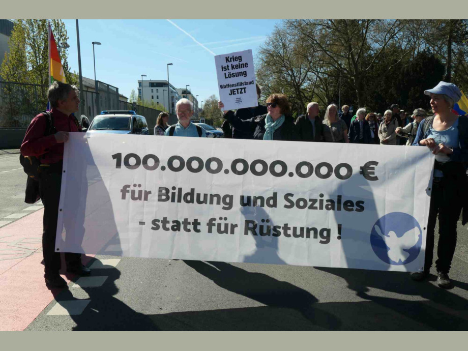 Demonstrationszug vom US Generalkonsulat zum Frankfurter Römerberg