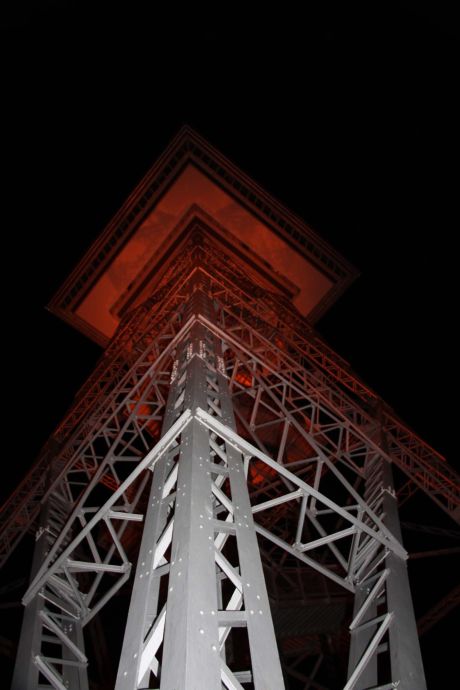 Funkturm bei Nacht